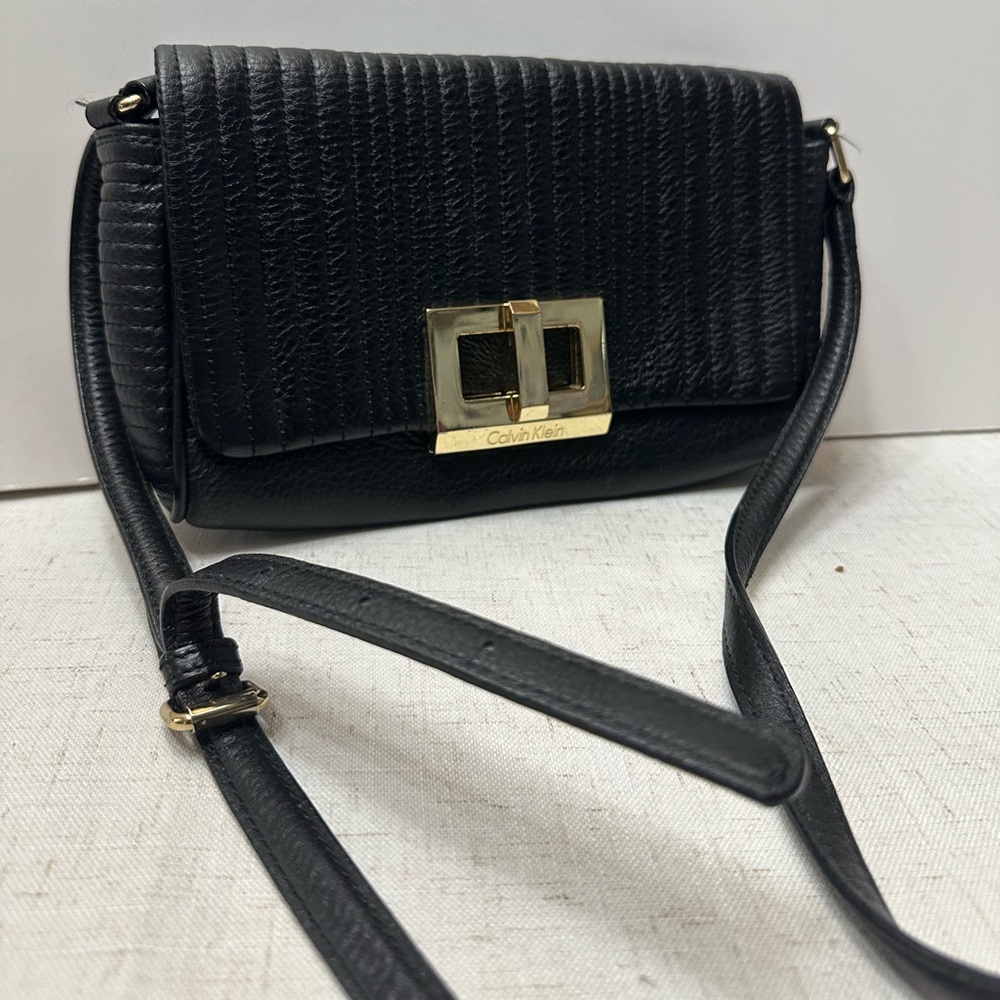 💜Calvin Klein Black Quilted Shoulder Bag with Gold-Tone Accent